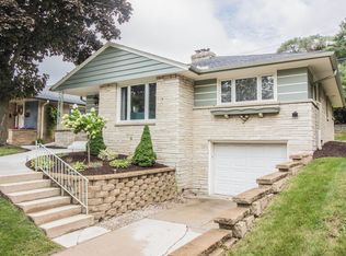 10423 W Grantosa Dr, Wauwatosa, WI 53222