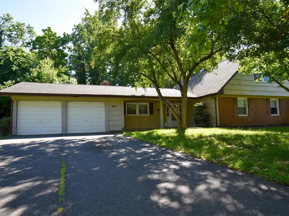 203 Club House Dr, Willingboro, NJ 08046