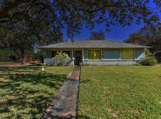 402 Poinsetta St, Lake Jackson, TX 77566