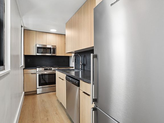 5th image of 315 W 57th St APT 20A