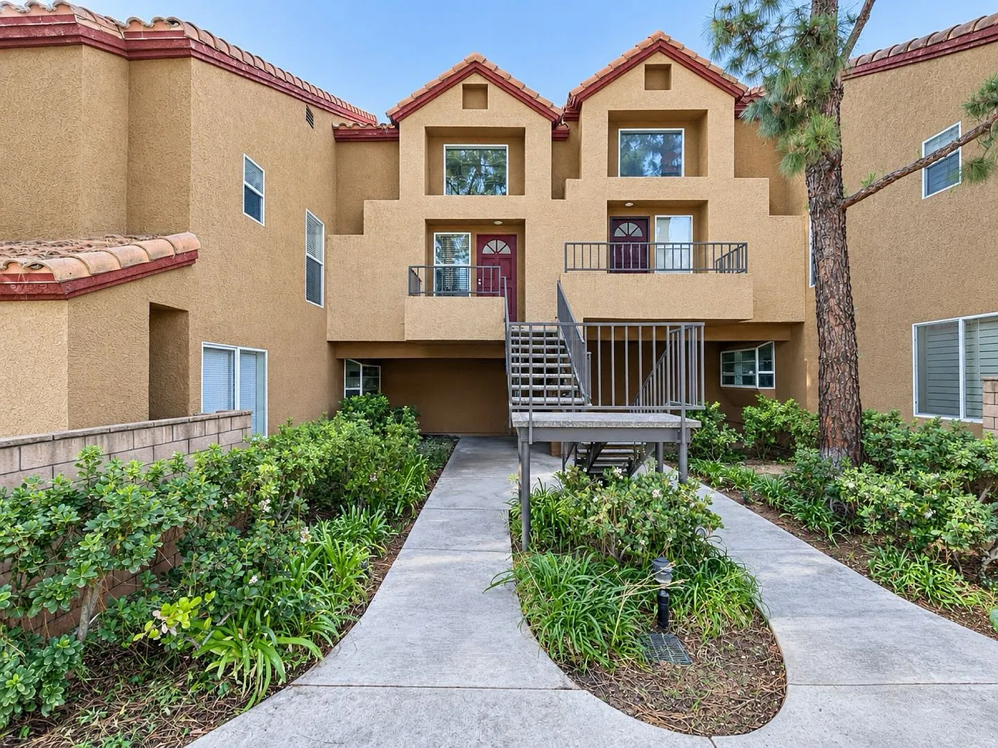 2 Bedroom Condo for Rent in Santa Clarita! — Photo 1