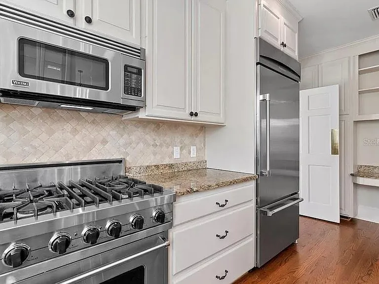 1119 Belleaire Cir — Photo 17
