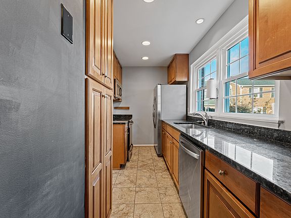 3rd image of 8392 Glastonbury Ct