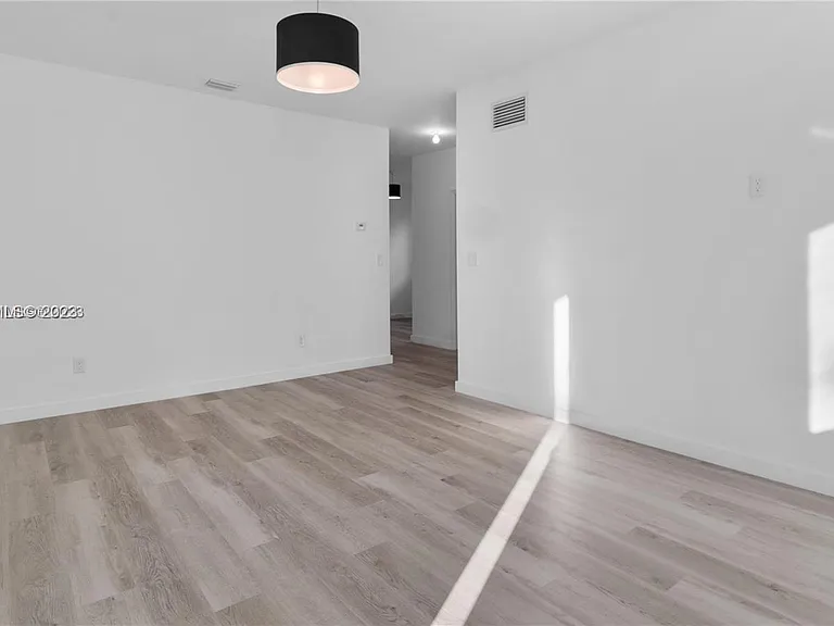 1561 Jefferson Ave #6 — Photo 9