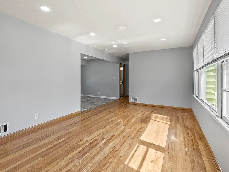 11214 Leavenworth St — Photo 4