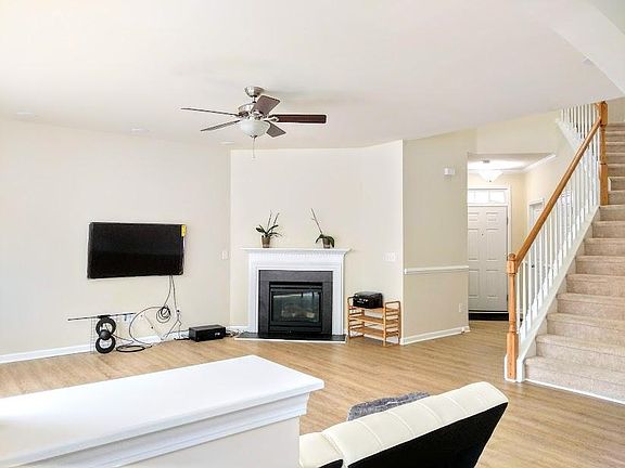 5th image of 1004 Garden Square Ln