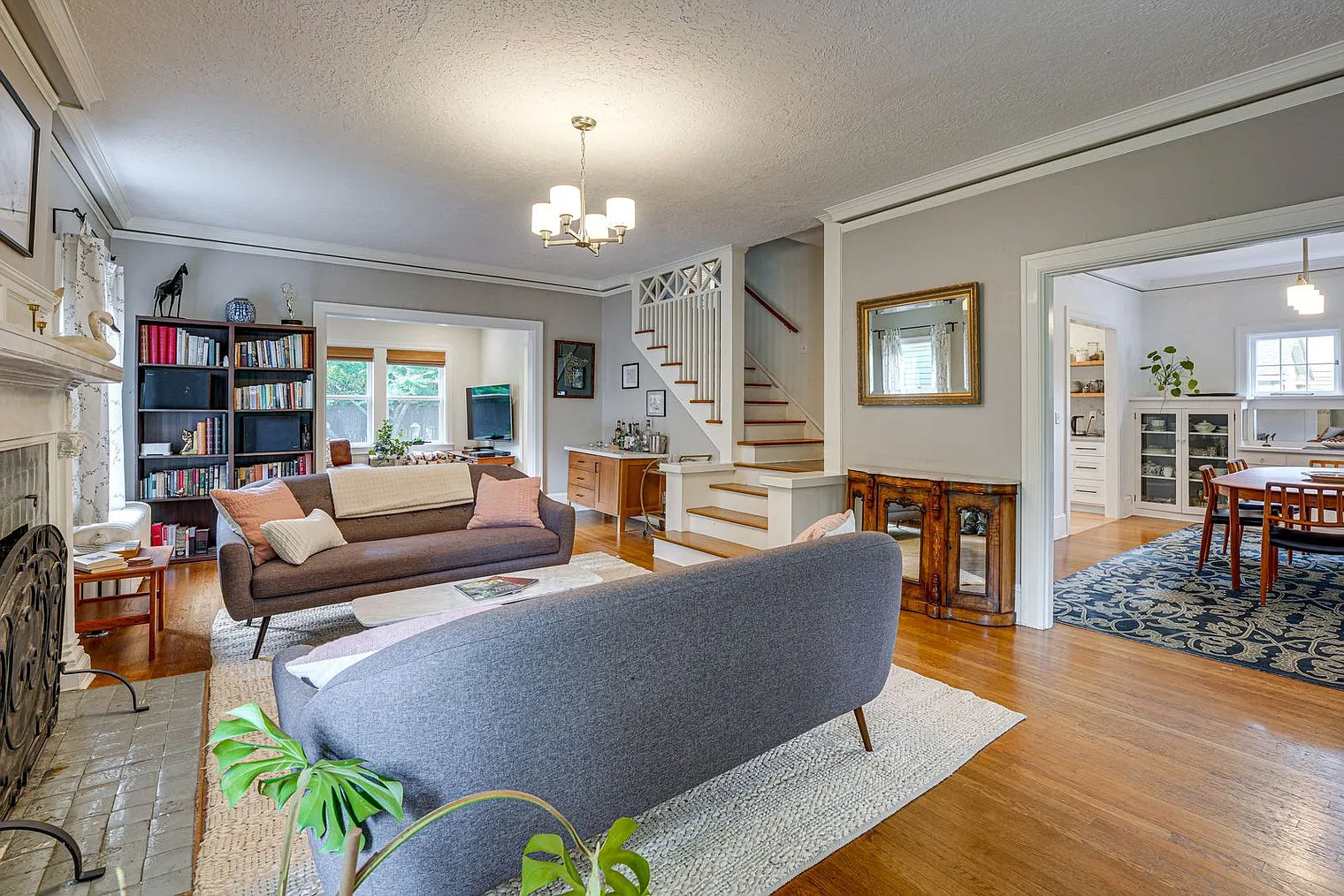 5 bed, 2.0 bath, 2604 sqft, $4,210 — Photo 3