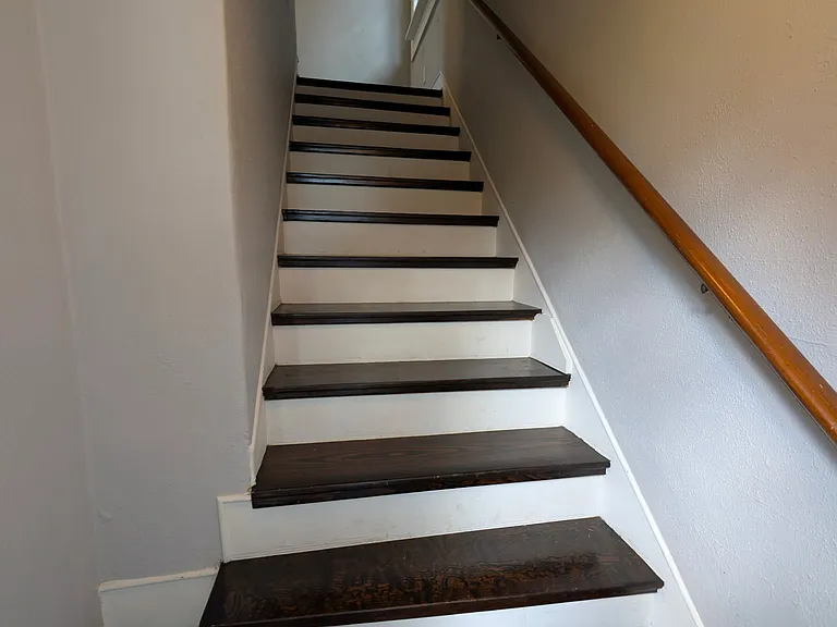 122 E Esther St #B — Photo 2