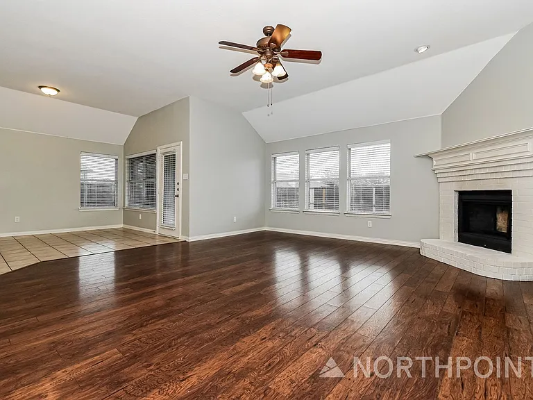 1204 Lost Valley Dr — Photo 3