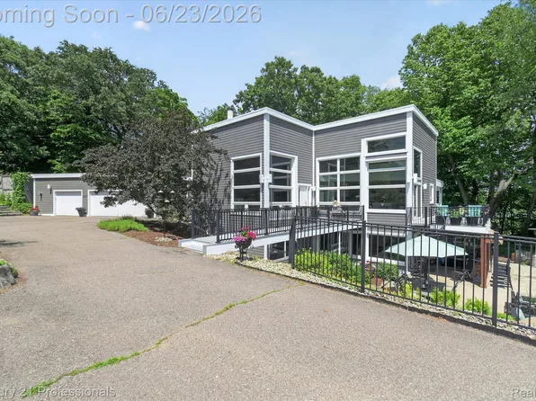 5255 Oak Hill Trl, Commerce Township, MI 48382