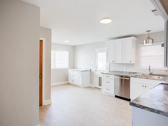 Large Kitchen with Eating Area