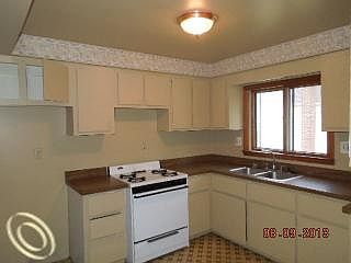 4th image of 33865 W Jefferson Ave