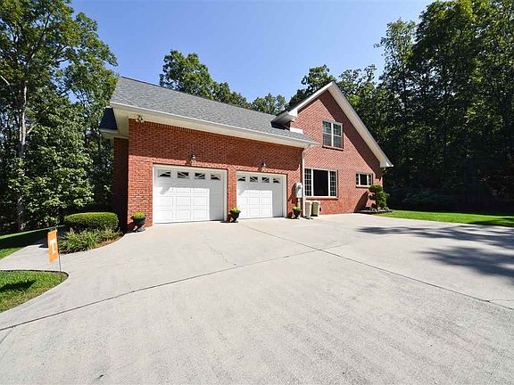 3rd image of 412 Bridgewater Dr