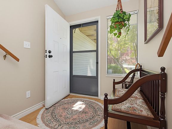 4th image of 2358 Cameron Cres