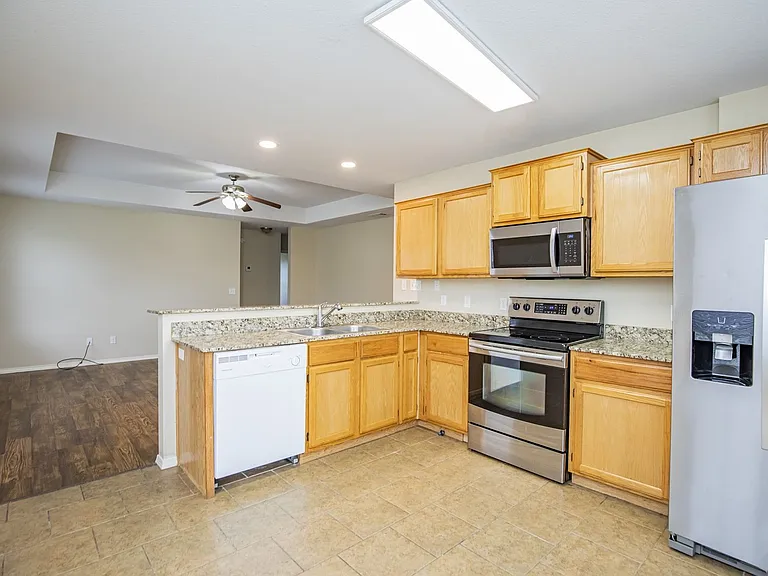 131 Foxglove St — Photo 6