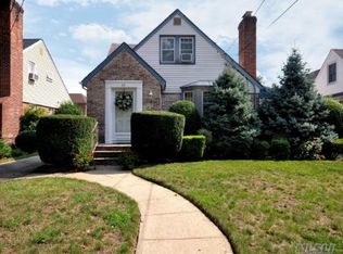 49 Hawthorne St, Lynbrook, NY 11563