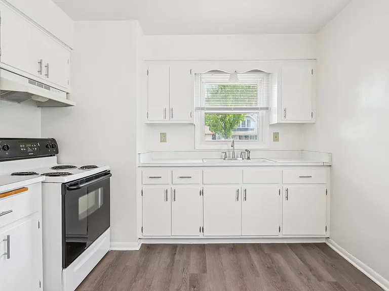 1933 S 72nd St #1933 — Photo 7