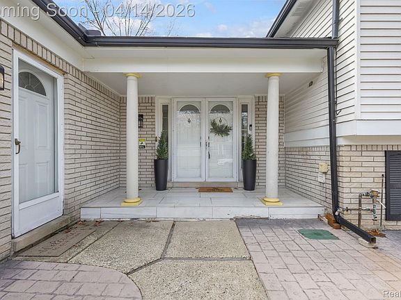 3rd image of 14549 Riverside St