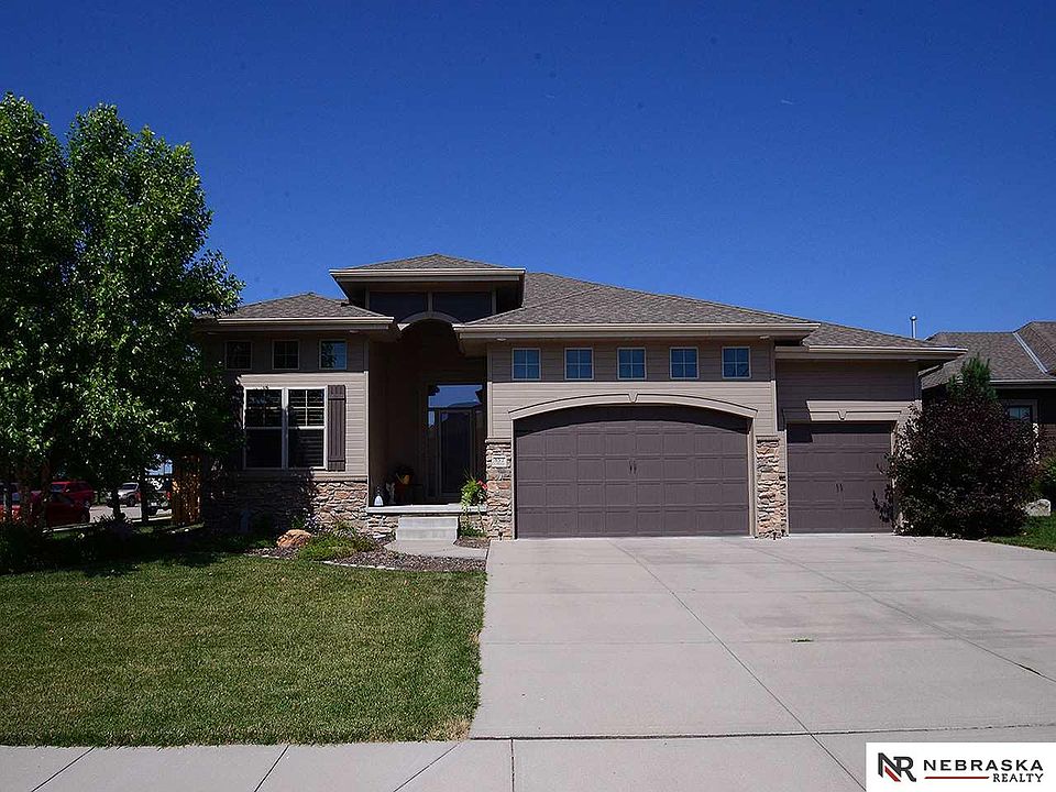 1st image of 832 S 191st Ave