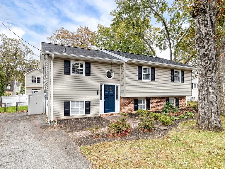 617 Oak Ln — Photo 1