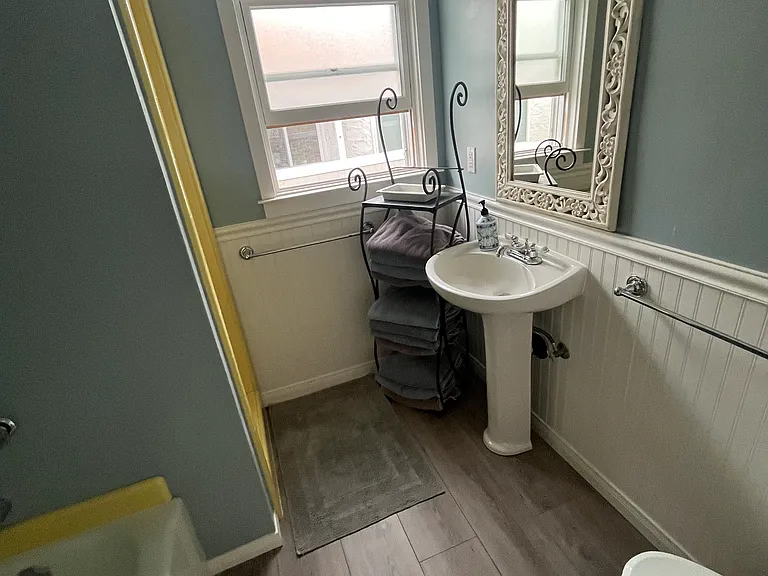 Downstairs full bath/shower