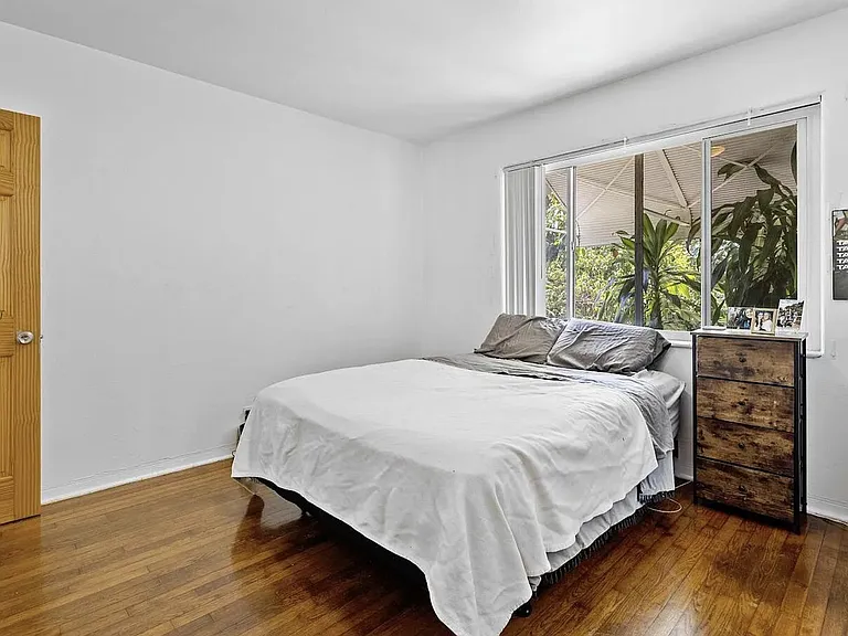 922 NE 119th St — Photo 7
