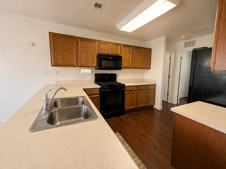 3290 N Vista Ave — Photo 3