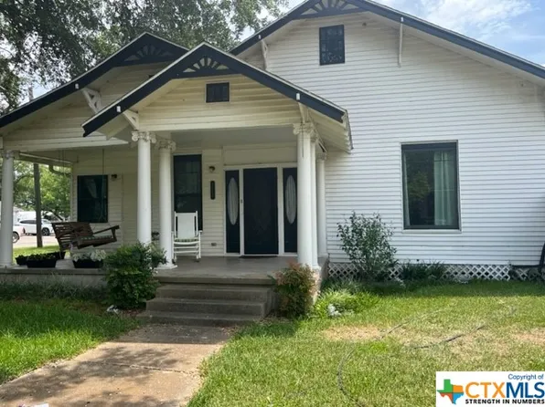 1102 Hopkins St, Yoakum, TX 77995