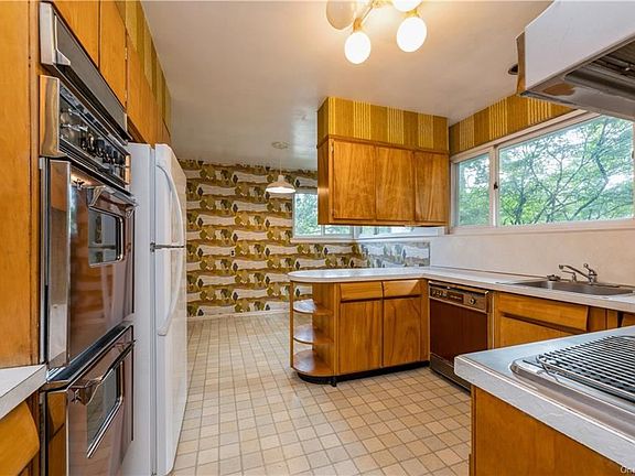 3rd image of 120 Lakeshore Dr N