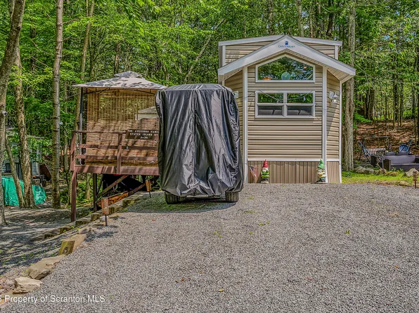 30 Mardi Gras Mall, Gouldsboro, PA 18424