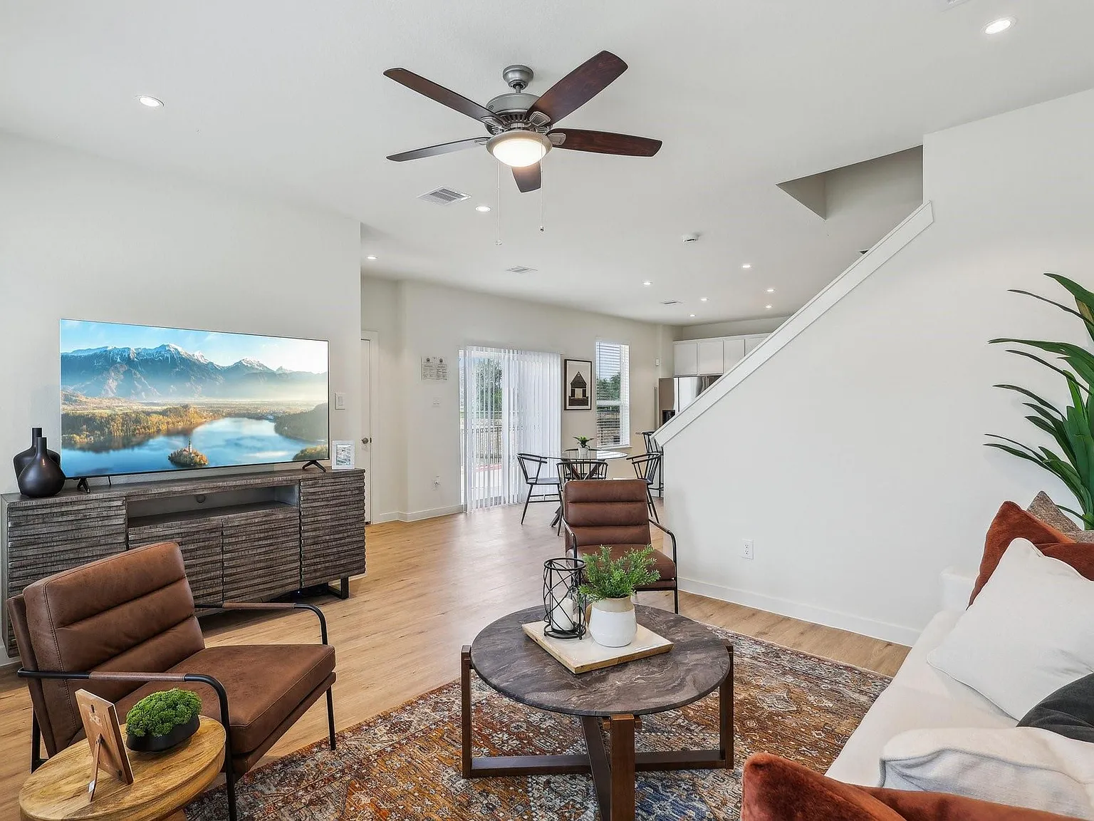 3 bed, 2.5 bath, 1655 sqft, $2,358 — Photo 4