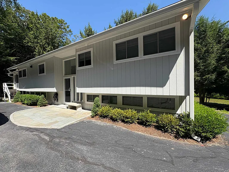 121 Upper Bay Rd — Photo 2