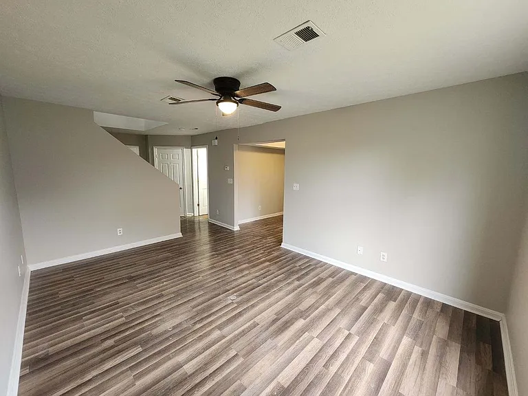 129 Karen Ct — Photo 2