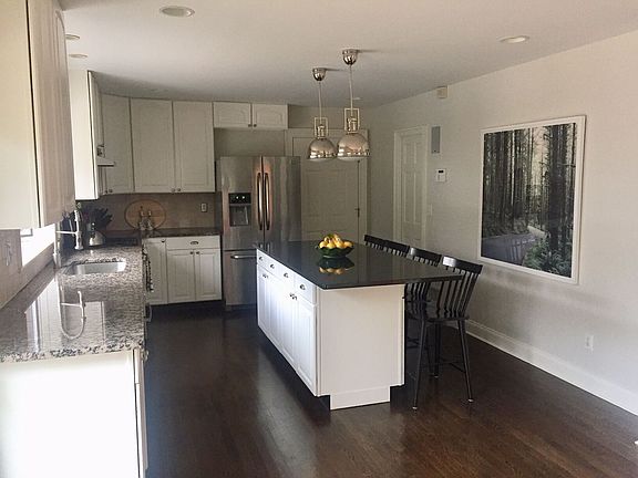 4th image of 301 N Magee St