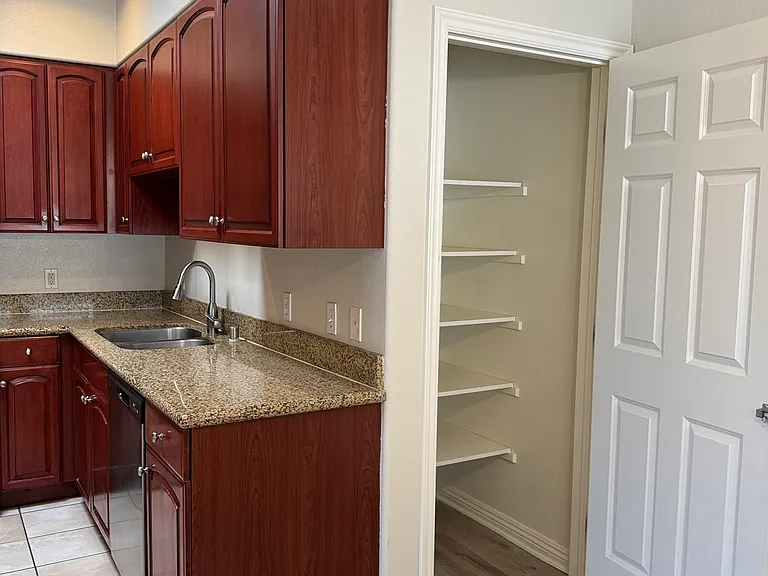 10616 Moorpark St #304 — Photo 12