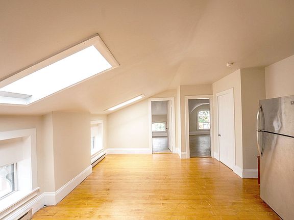 4th image of 52 Carleton St #4