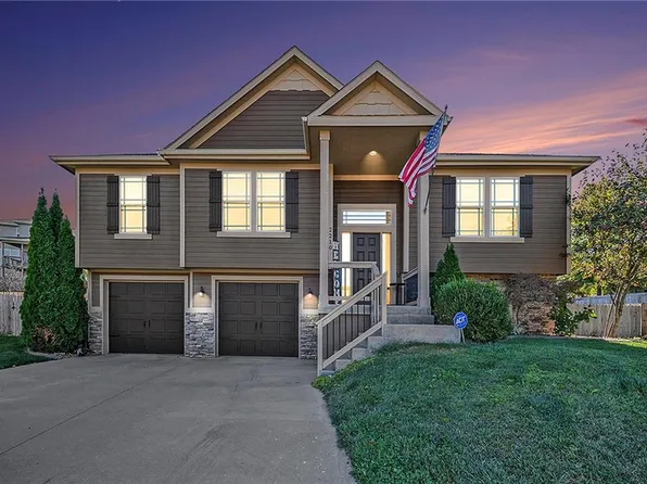 2210 NE Treetop Dr, Blue Springs, MO 64029