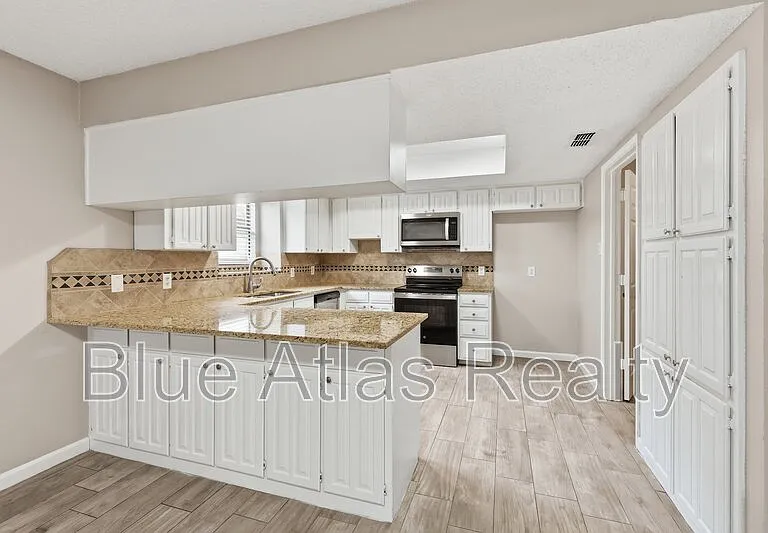6526 Aires Dr — Photo 8