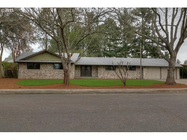 939 Lawnview St NE photo 1