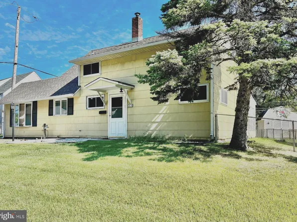 33 Ruby Ln, Levittown, PA 19055