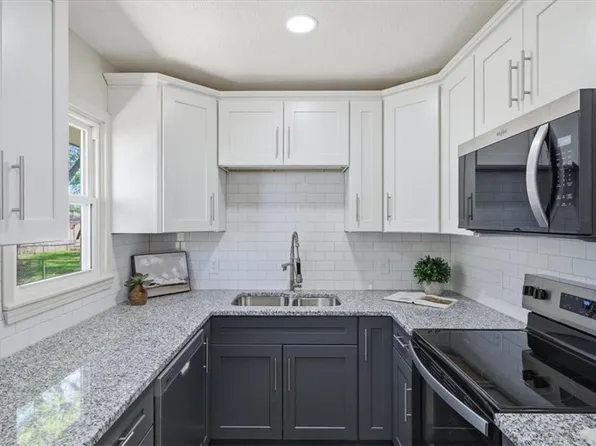 3105 Porter Rd, Independence, MO 64055