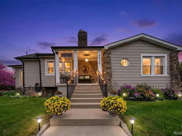 1430 Benvenue Ave, Sylvan Lake, MI 48320