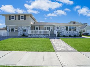 51 Island Pkwy, Island Park, NY 11558