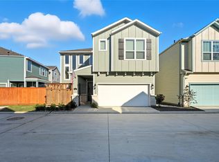 719 Sandy Bay Ln, Kemah, TX 77565