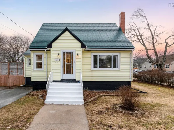 207 Victoria Rd, Halifax, NS B3A 1W4