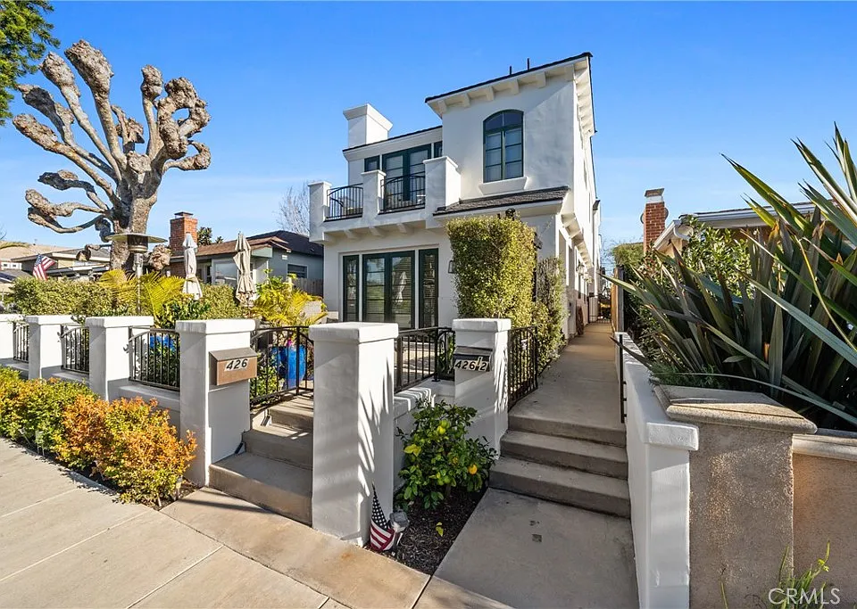 426 1/2 Narcissus Ave #1/2