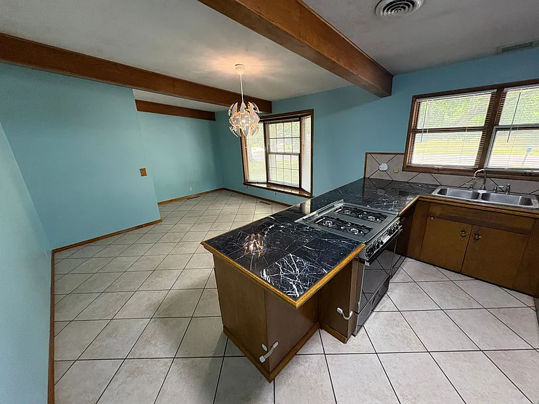 1300 Eastridge Dr — Photo 6