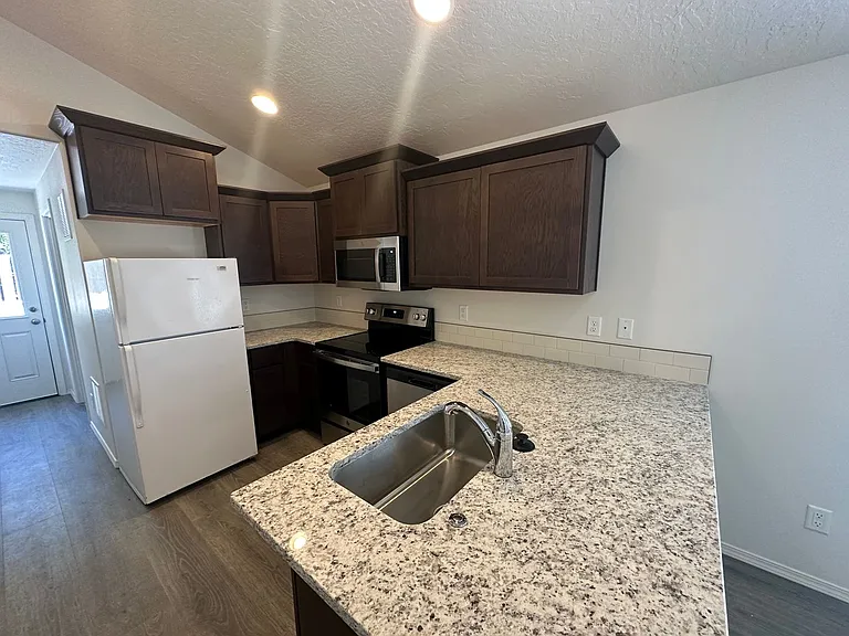 805 NE Lafayette Ave — Photo 5
