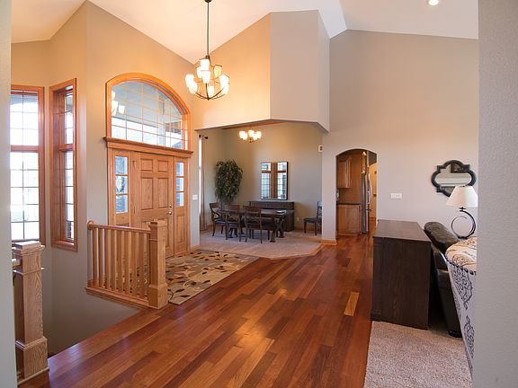 5th image of 553 Birchwood Dr