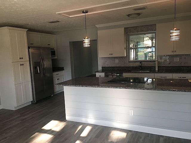 2nd image of 833 Queen Rd